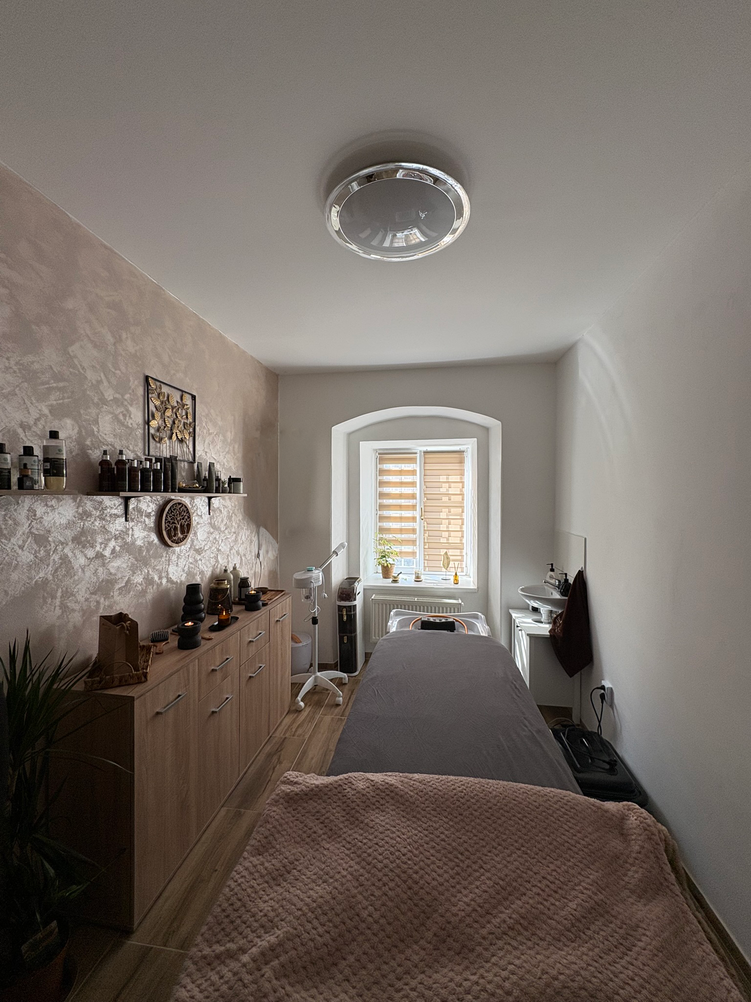 Dekorace a svíčky v salonu