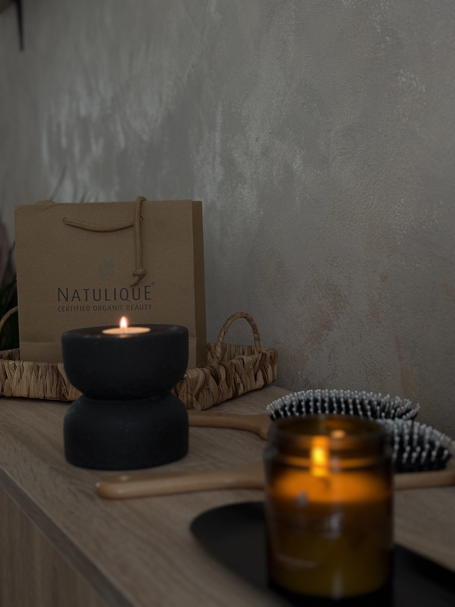 Dekorace a svíčky v salonu